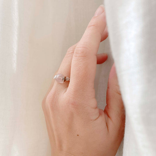 Anello Elastico Argento Cubo Quarzo Rosa